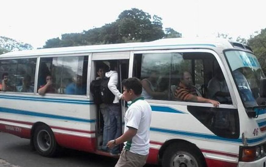 Micreros de Santa Cruz declaran cuarto intermedio y no paran