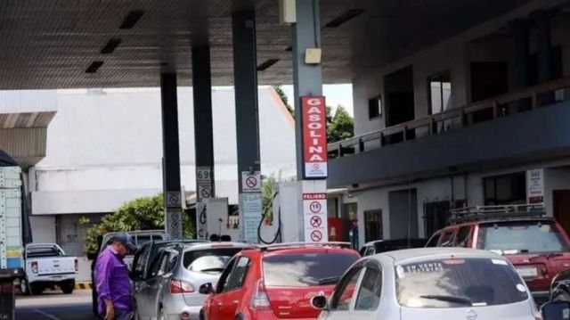 Tarija sigue con filas pese a promesa de más gasolina