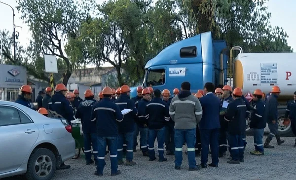 Choferes de cisternas denuncian demoras en refinería de Valle Hermoso