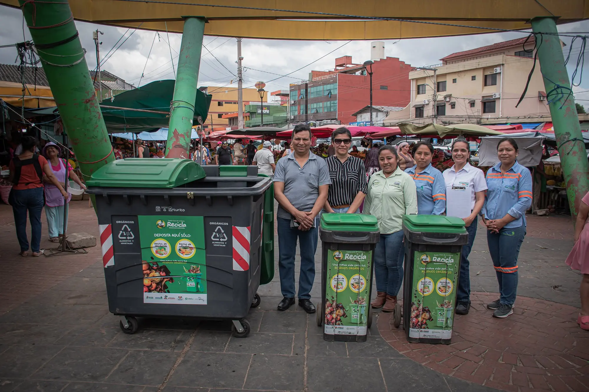 Emacruz entrega contenedor para restos de frutas y verduras