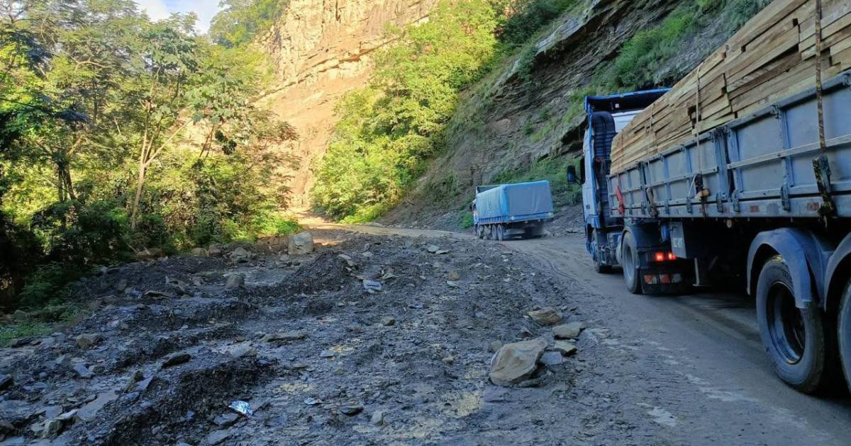 Trabajos en farallón rocoso afectan transitabilidad en Santa Cruz