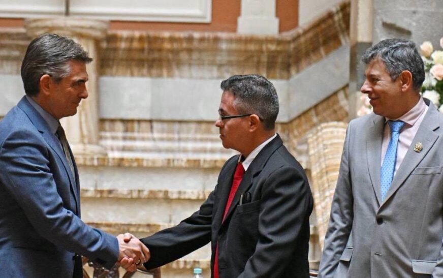Urioste admite que un amigo empresario pidió su hoja de vida