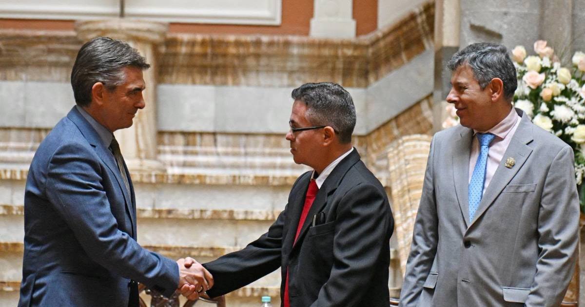 Urioste admite que un amigo empresario pidió su hoja de vida