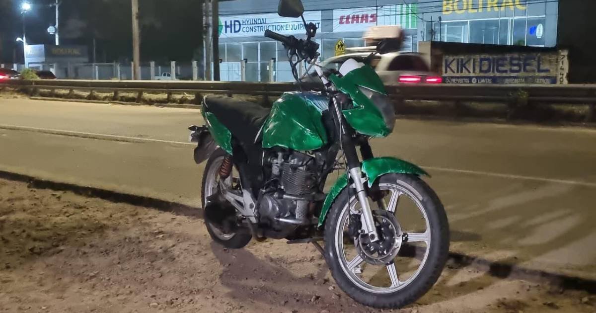 Delincuentes abandonan una moto tras atraco en joyería