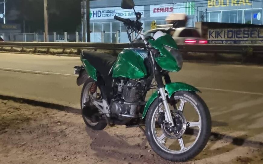 Delincuentes abandonan una moto tras atraco en joyería