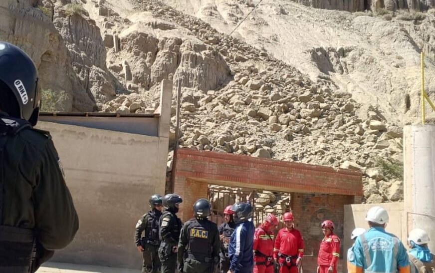 Alcaldía ejecuta operativo por desprendimiento en Achumani