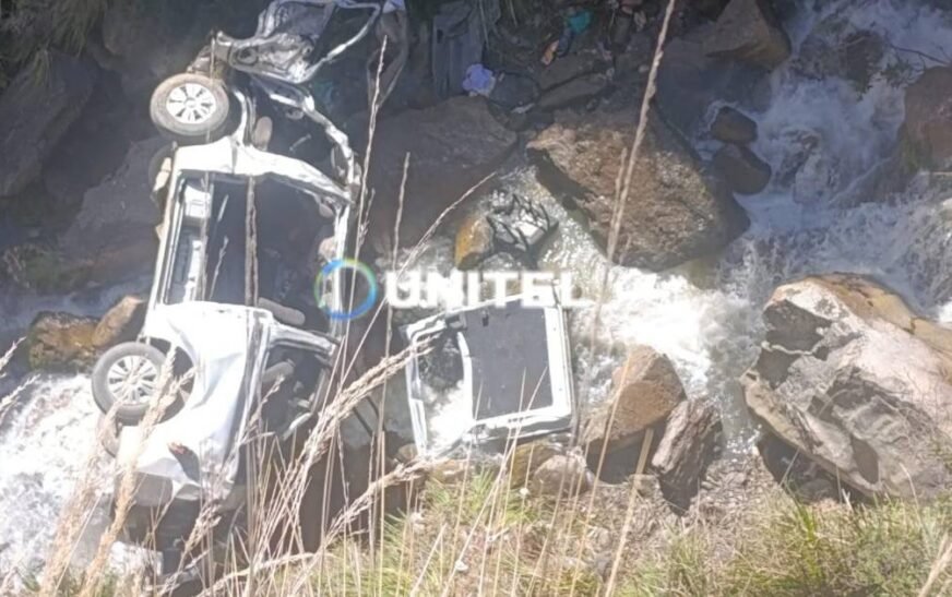 Motorizado con trabajadores de mina se precipita en Tres Ríos