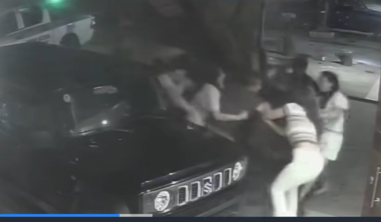 Familia denuncia agresión policial afuera de su domicilio