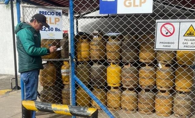 Familias y vendedoras temen alza del GLP en 2027