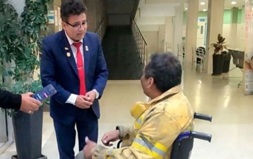 Alcalde de Quillacollo visita a bomberos heridos en la CNS
