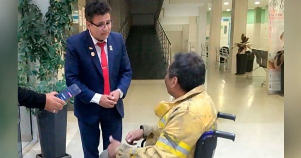 Alcalde de Quillacollo visita a bomberos heridos en la CNS