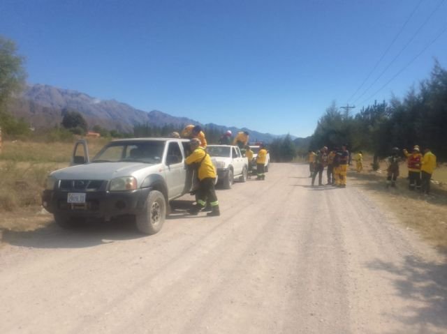 Gobernación despliega 63 efectivos para combatir incendio en Calderilla