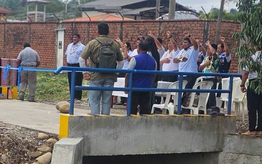 Loza entrega puente cajón en Villa Tunari