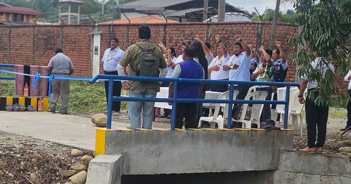 Loza entrega puente cajón en Villa Tunari