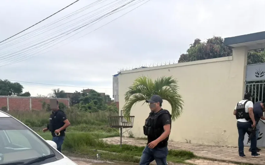Policía aprehende a cinco por atraco a joyería