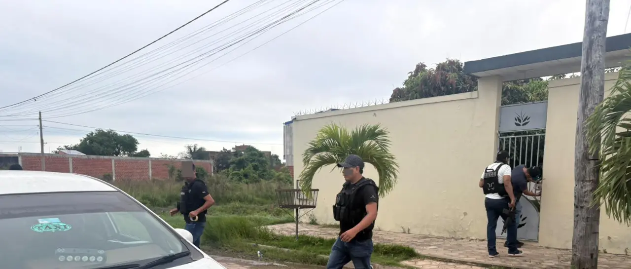 Policía aprehende a cinco por atraco a joyería