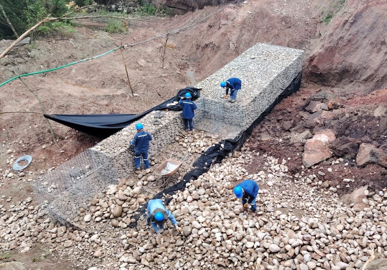 Gaviones y geotextil refuerzan sector Ojo del Agua