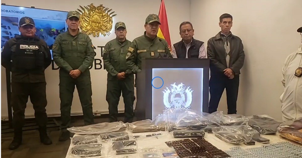 Hallan fusil AR-15 y cuatro pistolas en allanamiento