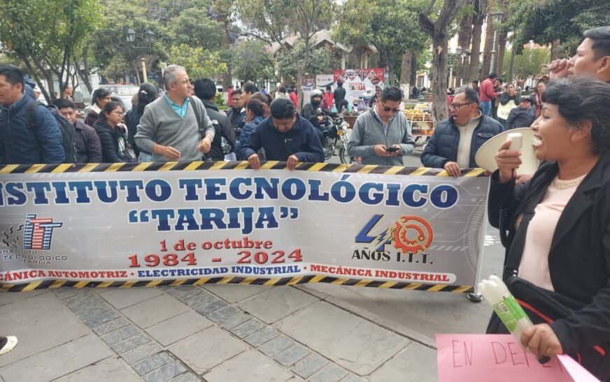 Docentes rechazan que gobernación pague sus salarios