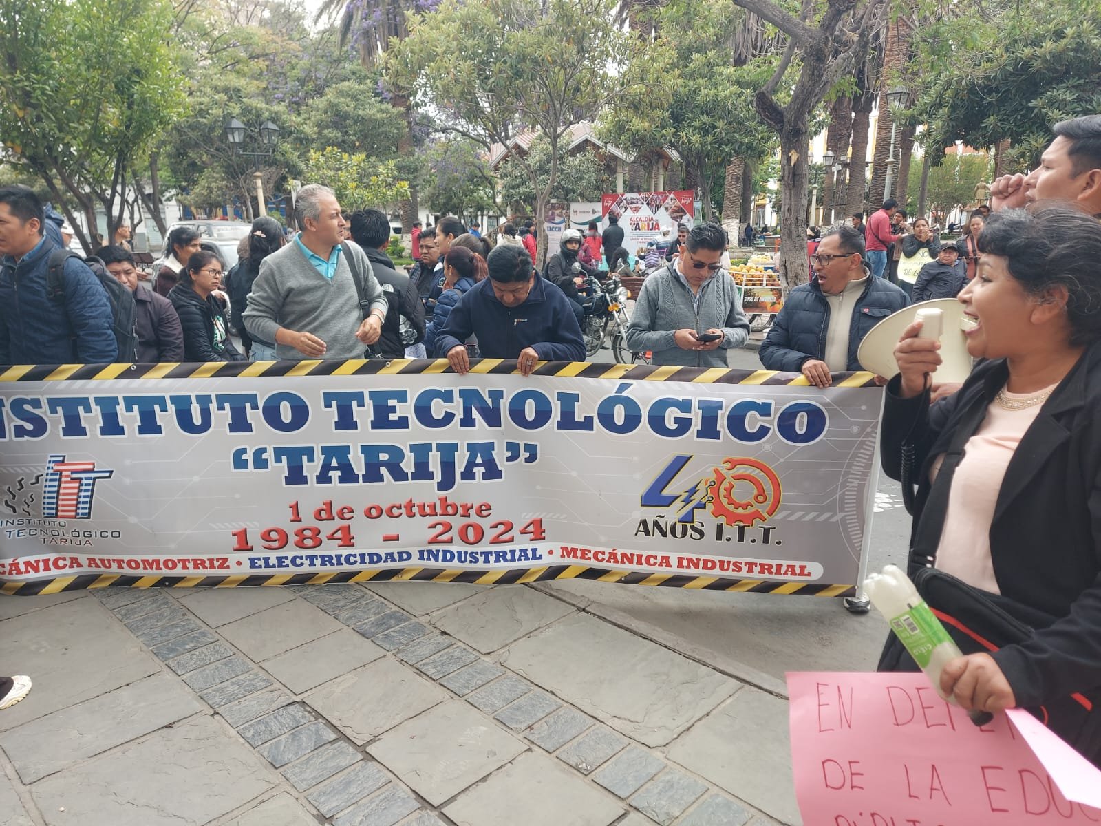 Docentes rechazan que gobernación pague sus salarios