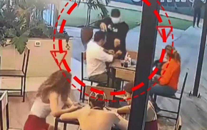 Armado atraca a pareja en patio de comidas