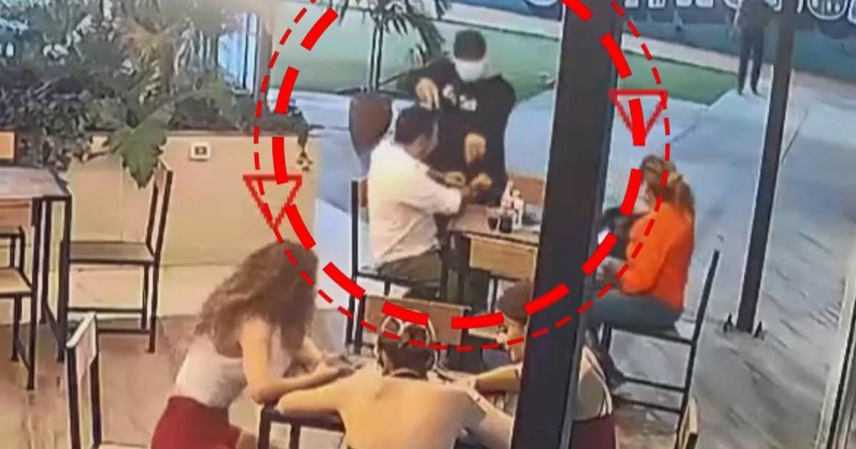 Armado atraca a pareja en patio de comidas