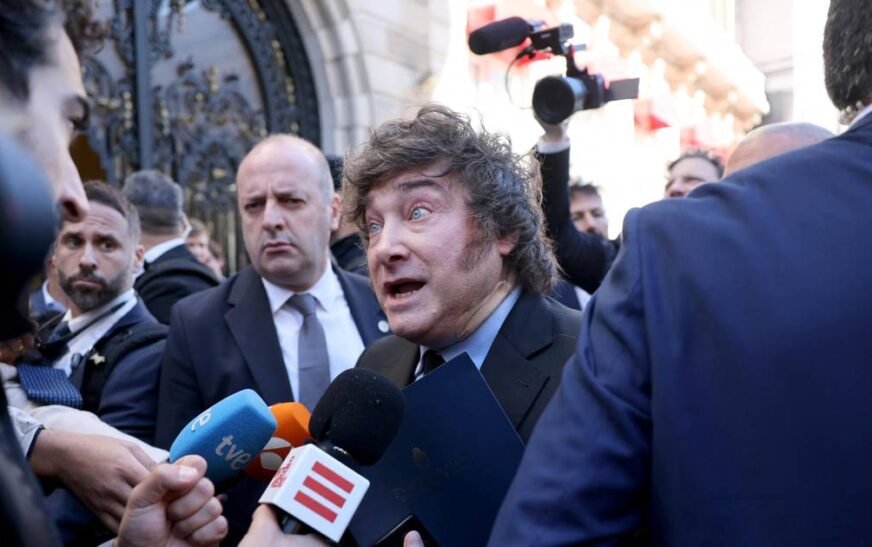 Milei llama “dictador” a Sánchez en Madrid