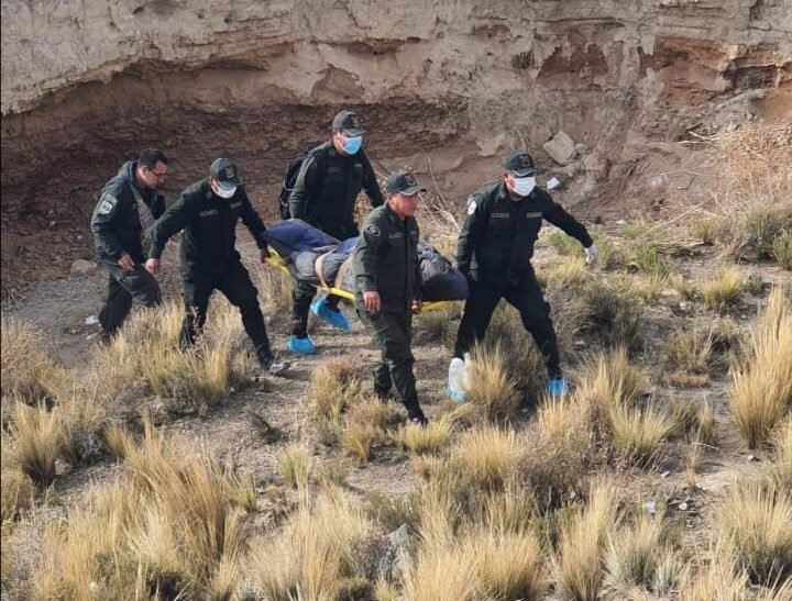 Investigan muerte de adolescente hallado enterrado en Oruro