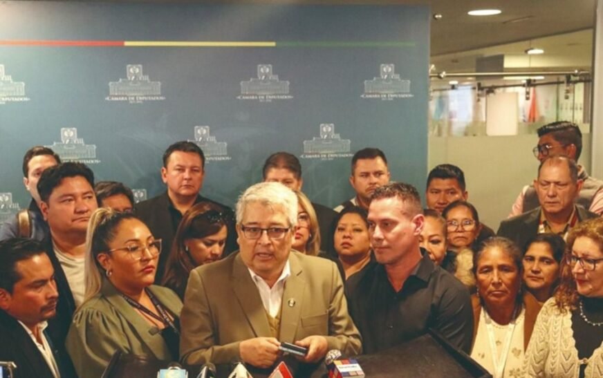 Lissa Claros y Rafael López se disputan la bancada