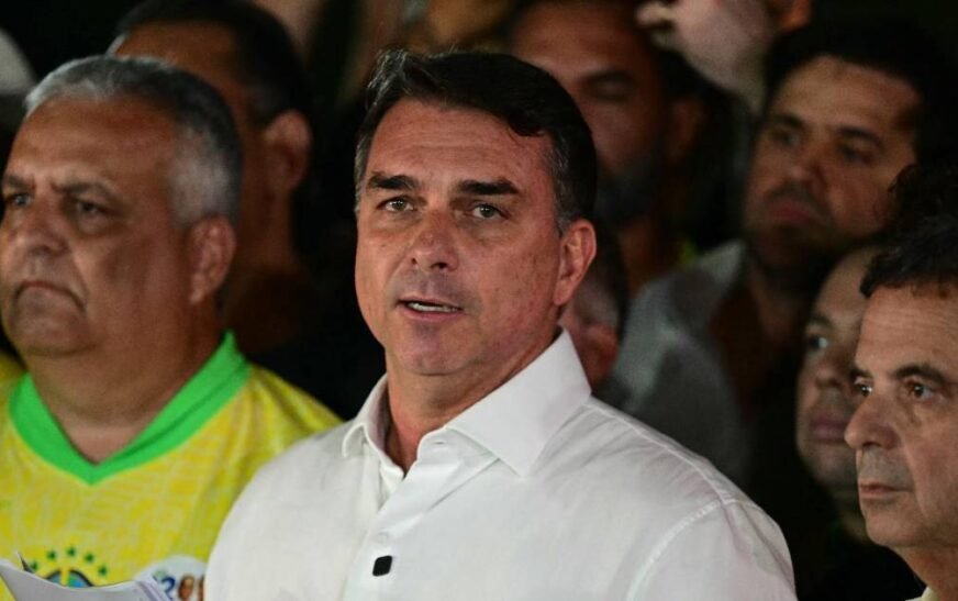 Flávio Bolsonaro cuestiona ampliación de votación en Brasil