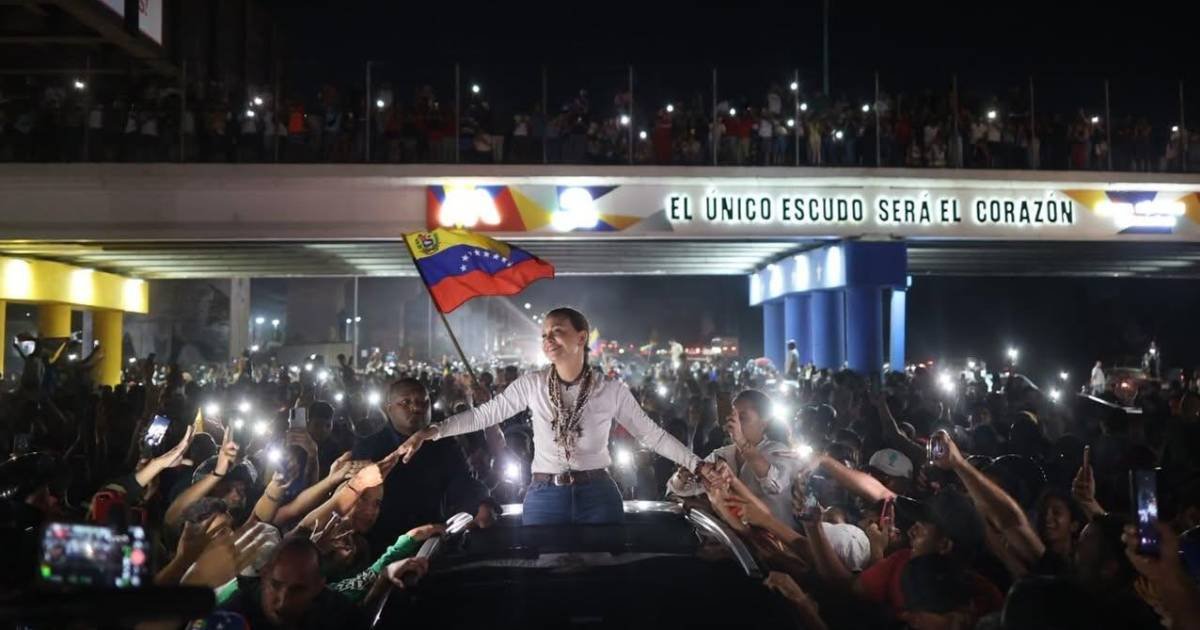 Miles reciben a María Corina Machado en Venezuela