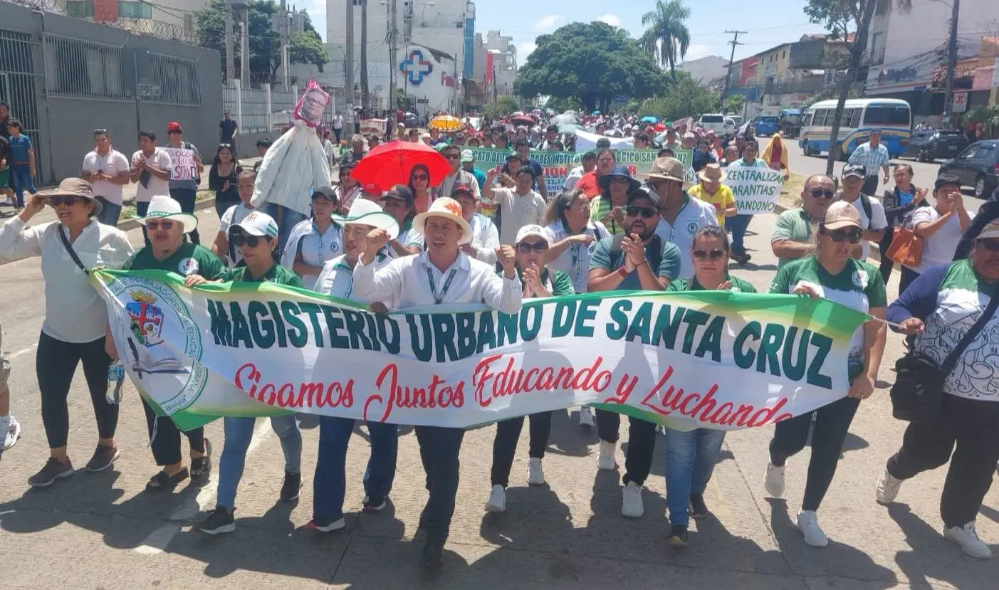 Maestros de Santa Cruz amenazan con paro de 48 horas