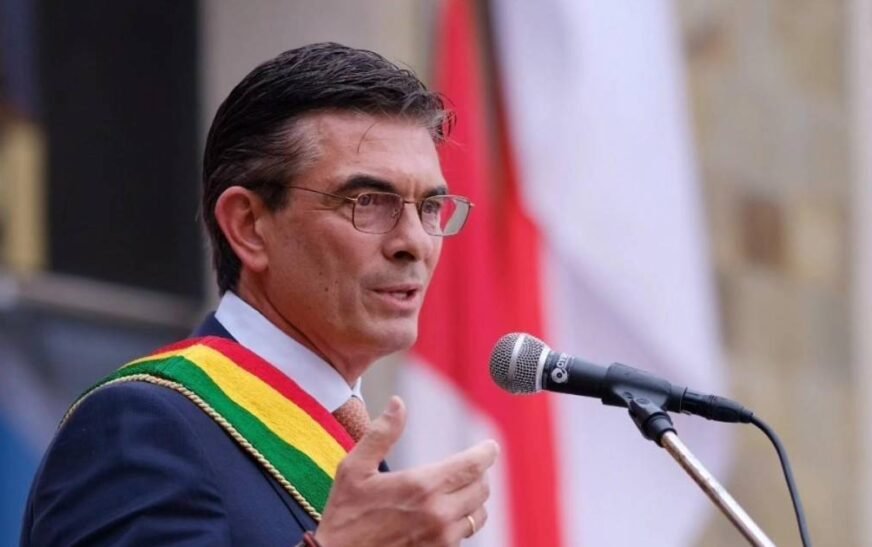 Oficialismo defiende informe escrito de Paz y su viaje