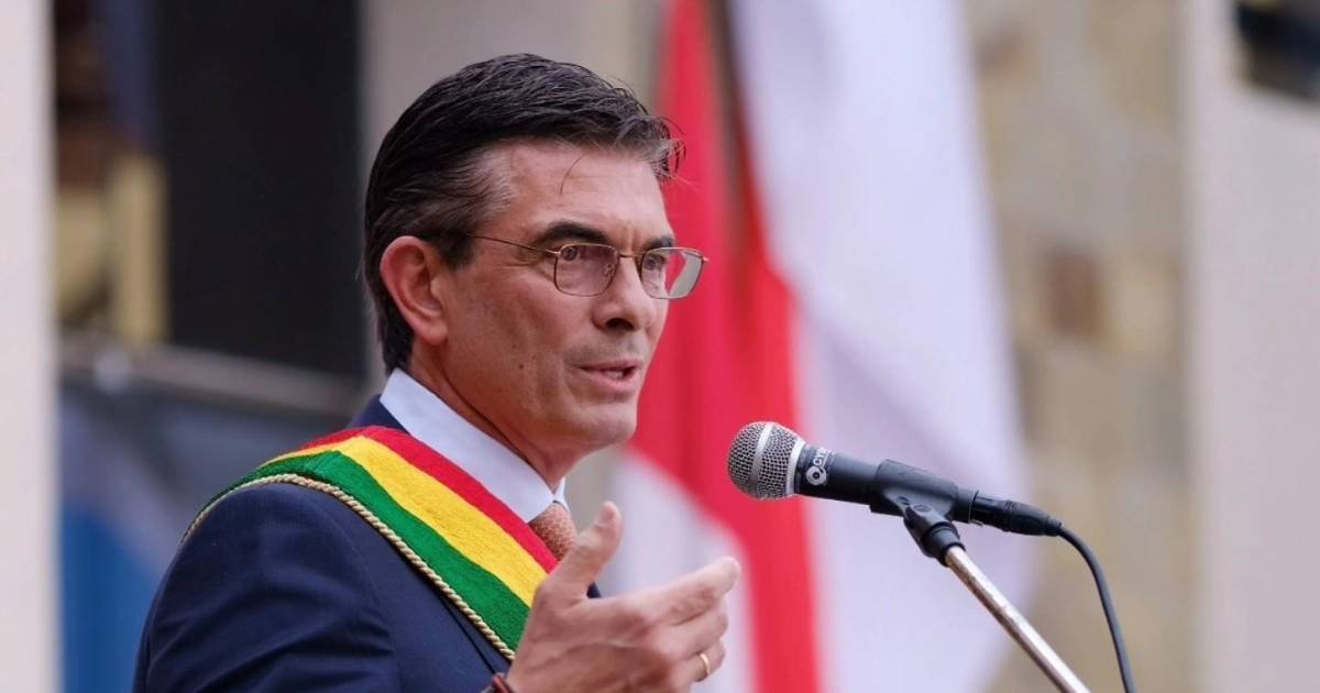 Oficialismo defiende informe escrito de Paz y su viaje